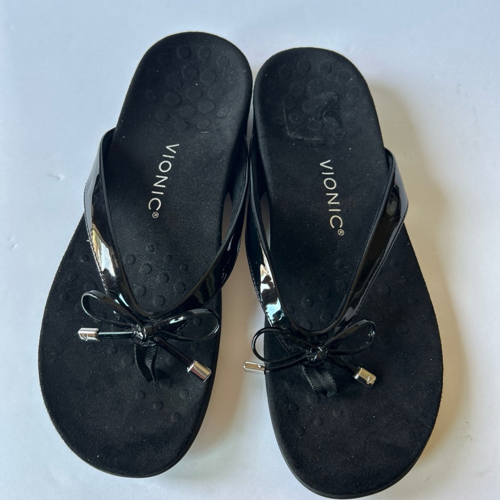 Vionic Women's Bella Black Patent Leather Thong/Sandals Gold Hardware Sz 10-EUC
